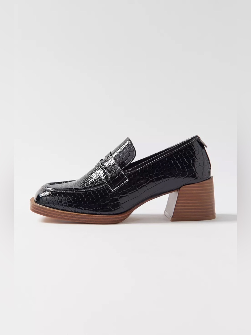 Urban Outfitters Lucy Croc Embossed‎ Loafers Size 9 - black
